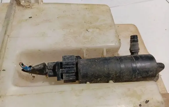Toyota Avensis T250 Headlight washer pump