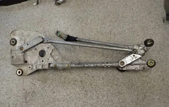 Nissan X-Trail T30 Front wiper linkage 
