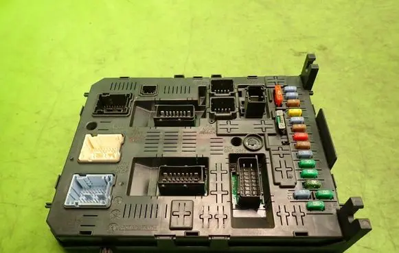 Peugeot 407 Fuse module 