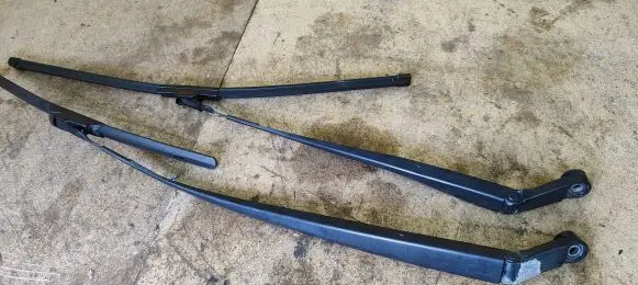 Toyota Auris 150 Front wiper blade arm 3151820 3151879