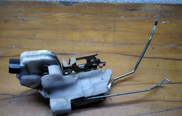 Mitsubishi Space Wagon Front door lock