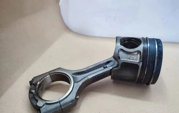 Hyundai Santa Fe Piston with connecting rod