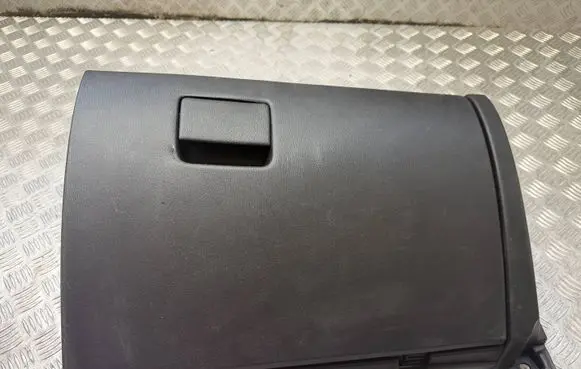 Mazda 3 III Glove box 