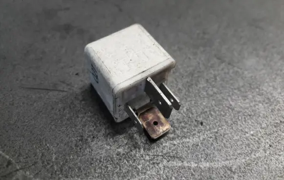 Saab 9-5 Fuel pump relay 4ra00351050