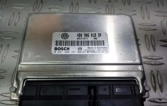 Volkswagen PASSAT B5.5 Engine control unit/module 4B0906018DP 0261208291 1039S04267