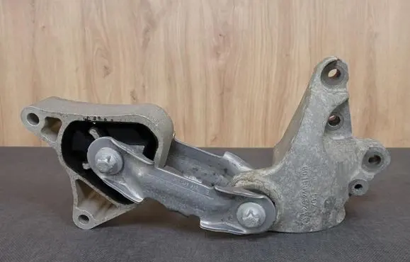 Mercedes-Benz B W246 W242 Engine mounting bracket 2462401109 A2462401109 A2462400809