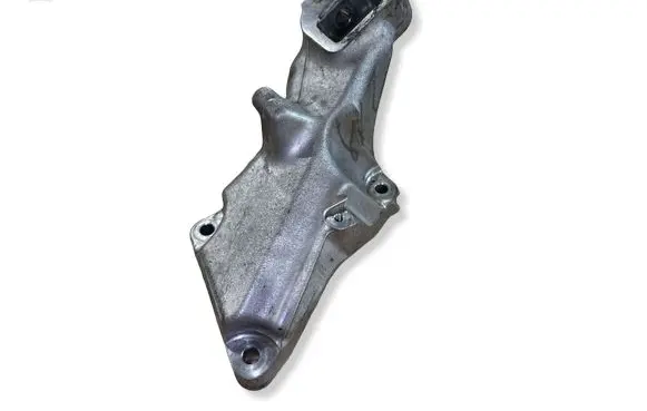 Mercedes-Benz CLS C257 Engine mounting bracket A1772230204