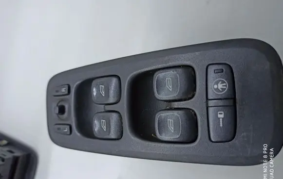 Volvo V70 Electric window control switch 8682949