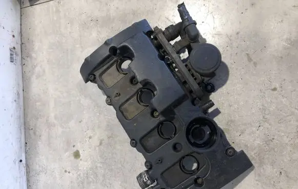 Audi A4 S4 B7 8E 8H Rocker cam cover 06D103469L