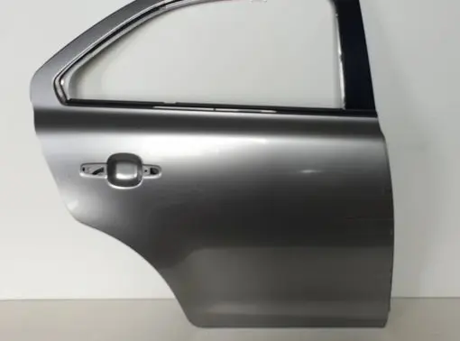 Suzuki Kizashi Rear door 