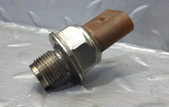 Volkswagen Phaeton Fuel pressure regulator 03L906051