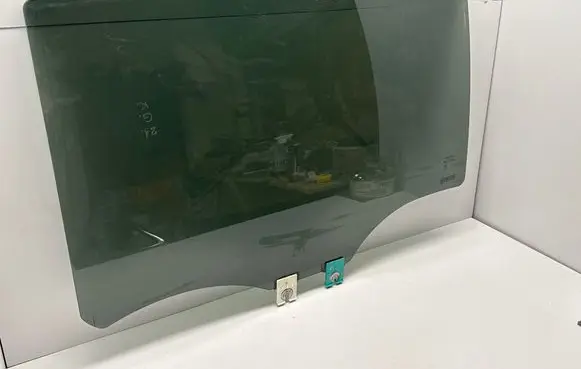 Chrysler Pacifica Sliding door window/glass 43R000184 943AA E000989