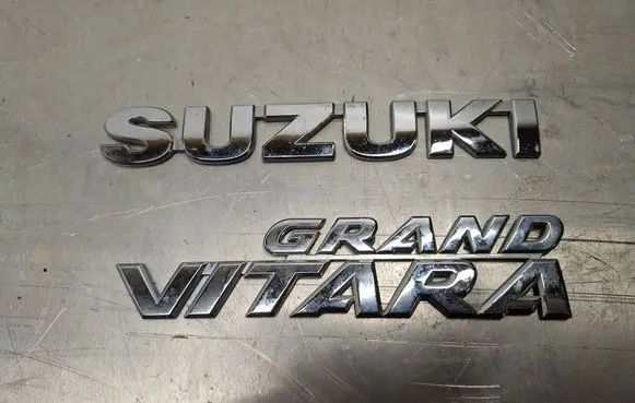 Suzuki Grand Vitara II Manufacturers badge/model letters 