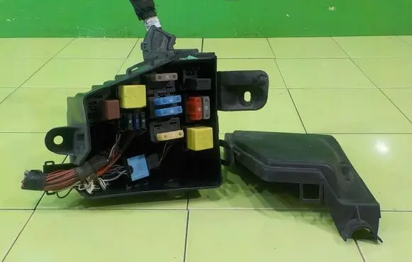 Dacia Duster Fuse box set BEZPIECZNIKOW 17AB18