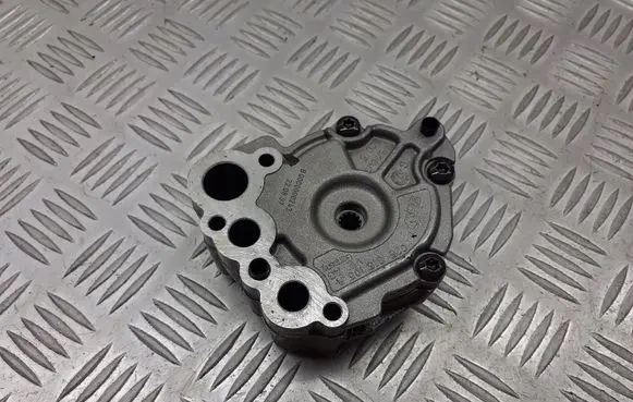 Volkswagen PASSAT B6 Oil pump chain 02E315105A