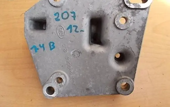 Peugeot 207 Engine mounting bracket