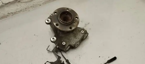 BMW 4 F32 F33 Front wheel hub 6858312