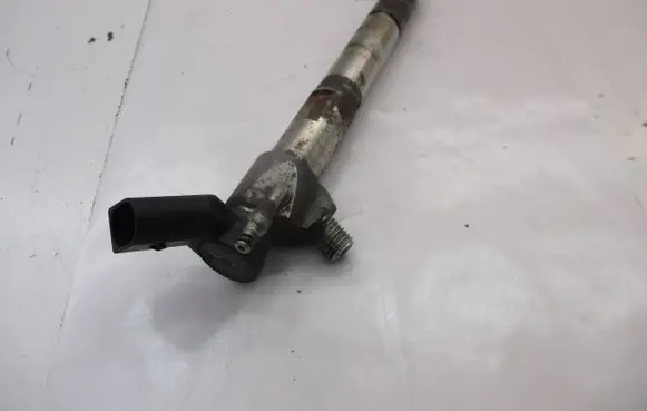 KIA Sportage Fuel injector 338002U000 D4FE
