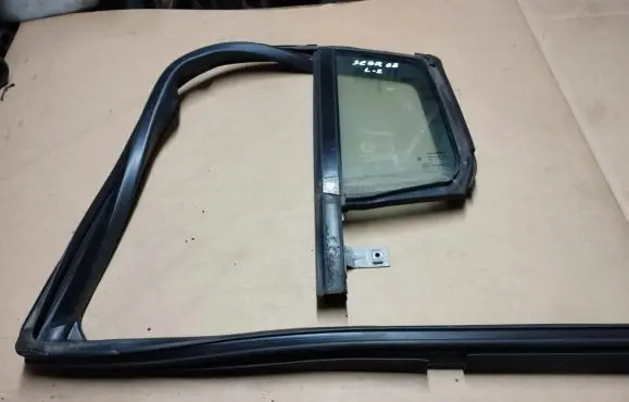 Chrysler Sebring (JS) Rear vent window glass 43R000262