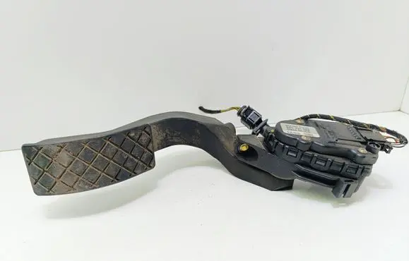 Volkswagen PASSAT B5 Accelerator throttle pedal 8D1721523