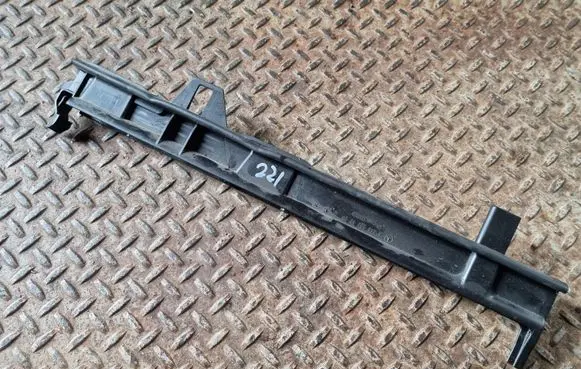 Mercedes-Benz A W176 Radiator mount bracket A2465011720
