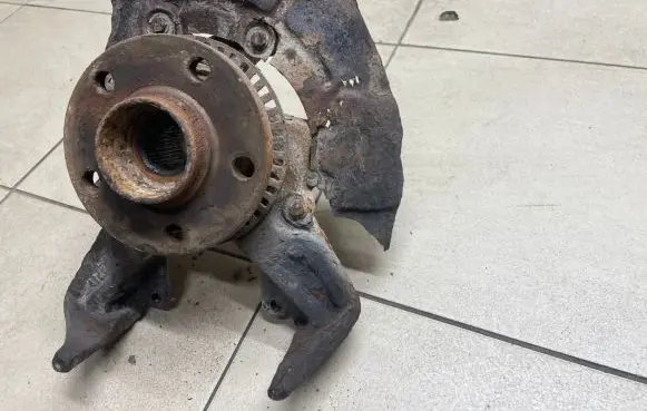 Front wheel hub spindle knuckle