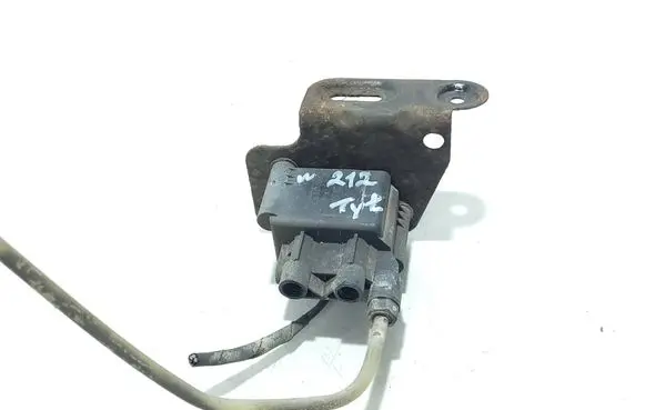 Mercedes-Benz CLS C218 X218 Air suspension valve block A2513200158