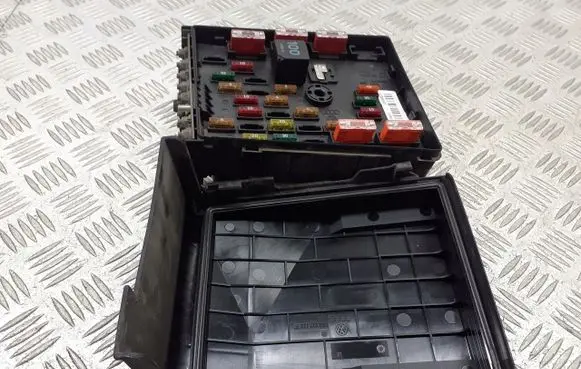 Volkswagen PASSAT B6 Fuse box cover 1K0937132F