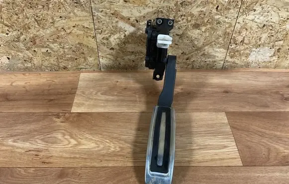 Volkswagen Touareg II Accelerator throttle pedal 7L0723507D 6PV00802624