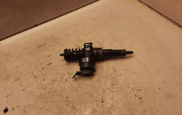 Volkswagen PASSAT B5.5 Fuel Injector clamp holder 0414720015