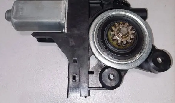 Volvo V70 Front door window regulator motor 970713101 070921