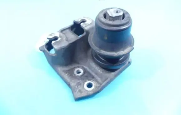 Engine mount vacuum valve
