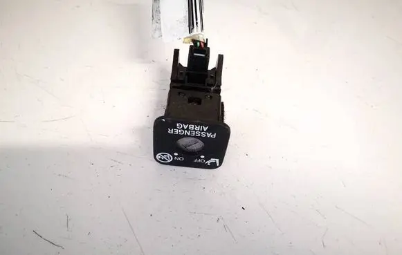 Passenger airbag on/off switch