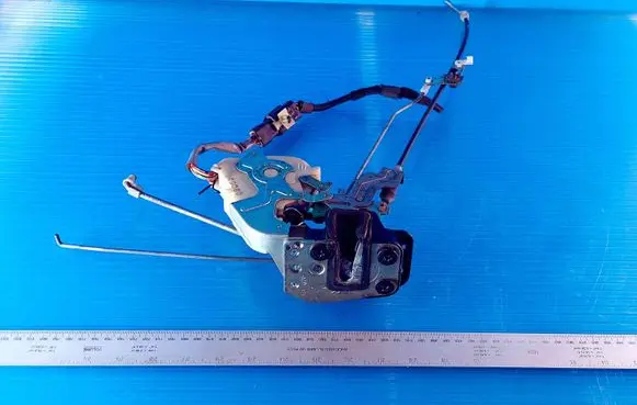 KIA Sorento Front door lock 020530