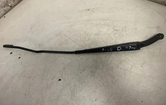 Front wiper blade arm