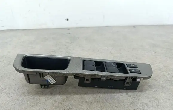 Nissan Tiida C11 Quarter vent window switch 80961EL11A