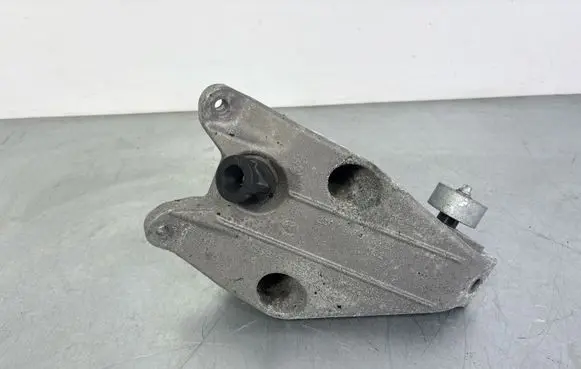 Engine mounting bracket