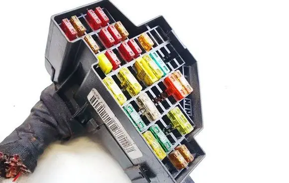Volkswagen PASSAT B7 Fuse box set 04051102079