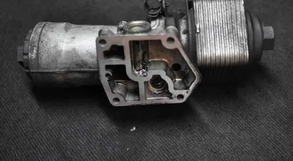 Volkswagen PASSAT B6 Oil filter cover 045115389E