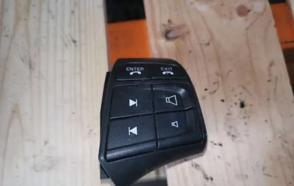 Steering wheel buttons/switches