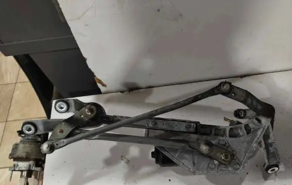 Honda CR-V Front wiper linkage 