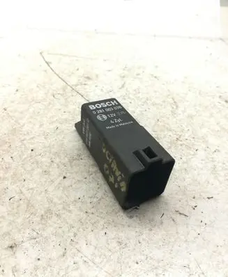 Skoda Octavia Mk2 (1Z) Glow plug pre-heat relay 0281003038 038907281D