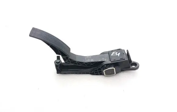 Mercedes-Benz ML W164 Accelerator throttle pedal A1643000104 030206 ZGS005