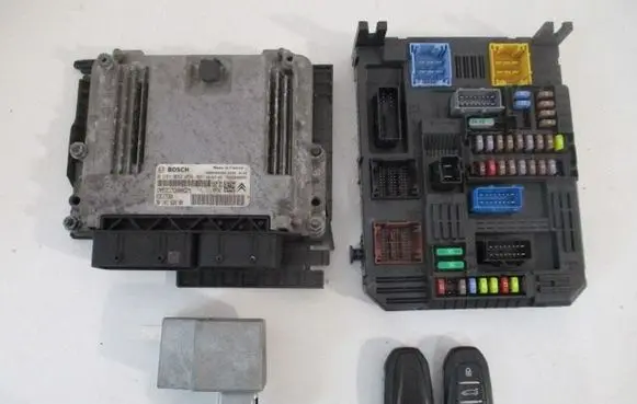 Citroen C4 II Picasso Engine ECU kit and lock set 0281032456