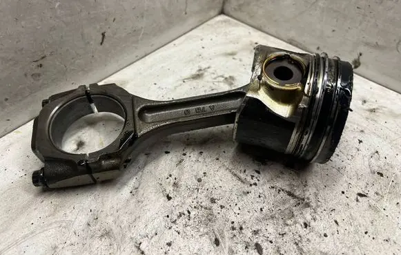 Hyundai Santa Fe Piston with connecting rod A7BD