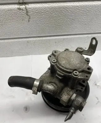 BMW X1 E84 Power steering pump 678045901
