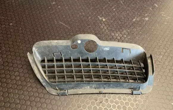Volkswagen Golf III Front bumper lower grill 1H6853665A 1H0863665