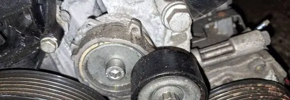 Peugeot 208 I Generator/alternator belt tensioner
