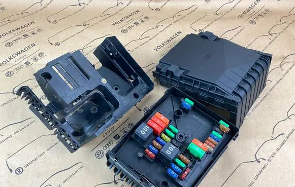 Volkswagen Golf VI Fuse box set 1K0937125D
