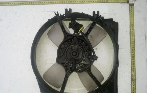 Radiator cooling fan shroud